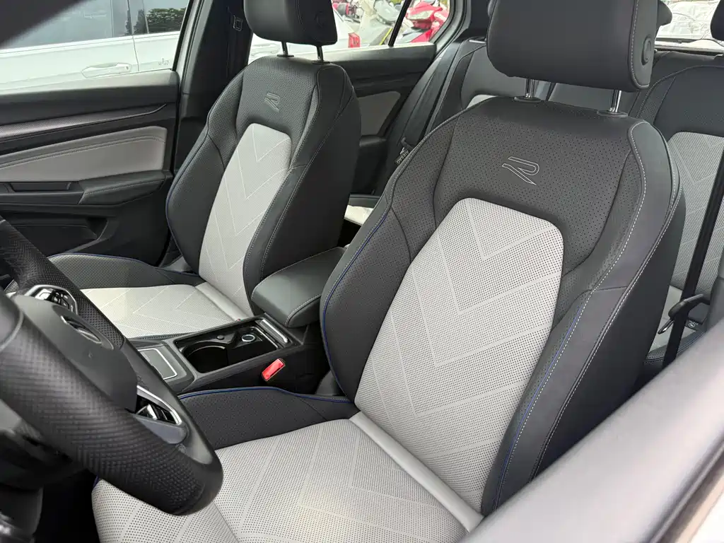 Golf 2025 300TSI R-Line