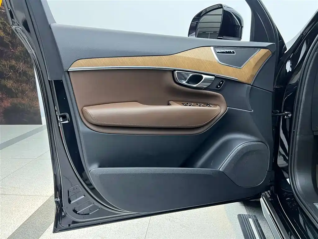 Volvo XC90 2023 B5 Momentum 7-seater