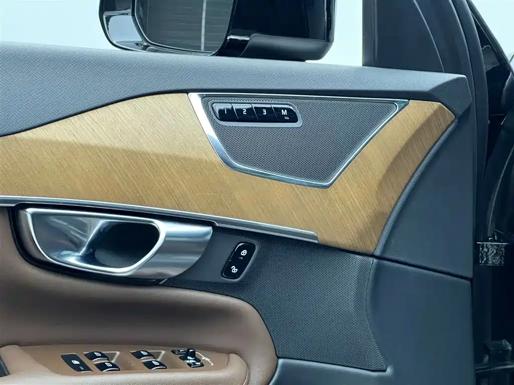Volvo XC90 2023 B5 Momentum 7-seater