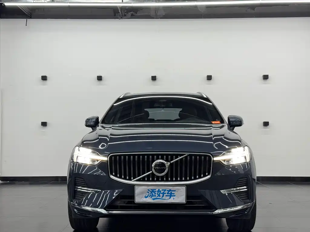 Volvo XC60 2023 B5 AWD Momentum Luxury Edition