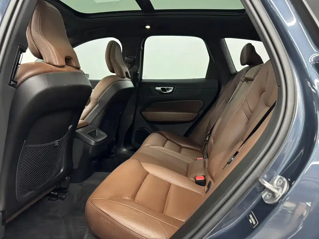 Volvo XC60 2023 B5 AWD Momentum Luxury Edition