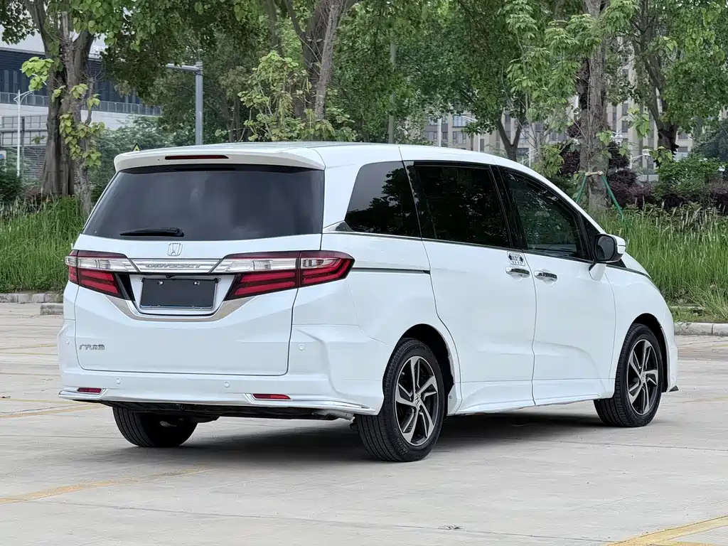 Honda Odyssey 2015 Facelift 2.4L Zhiku Edition