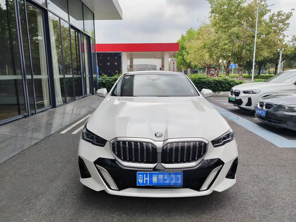 BMW 5 Series 2025 530Li Exclusive M Sport Package - фото 2