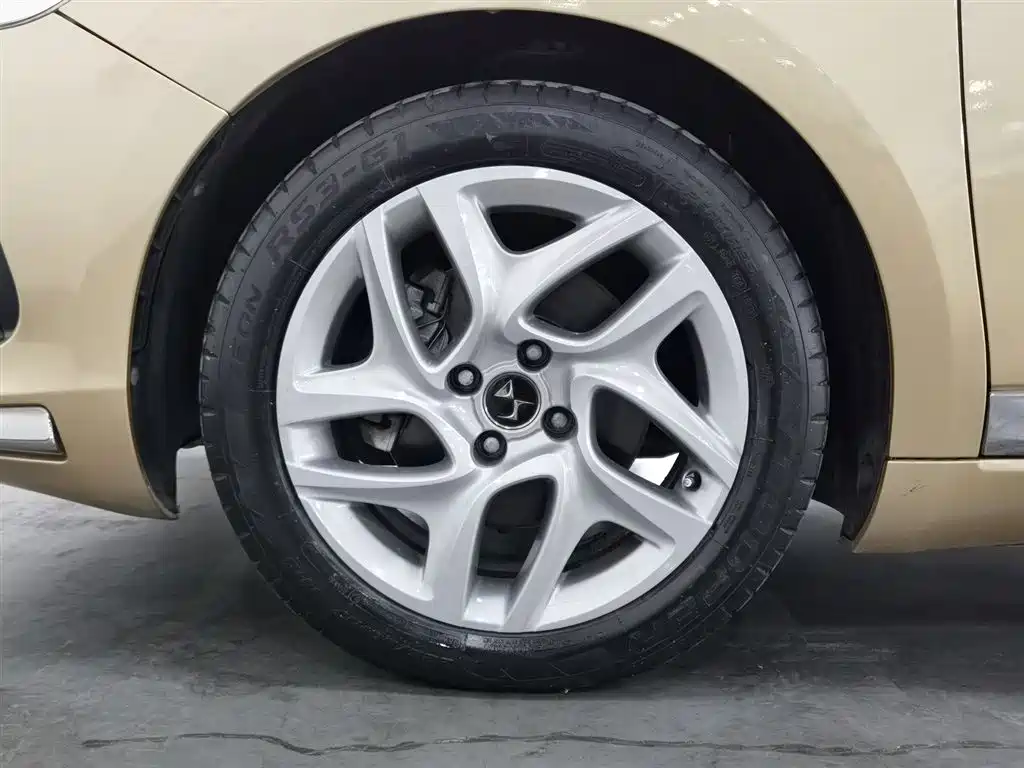DS 5 2015 1.6T Elegant Edition THP160