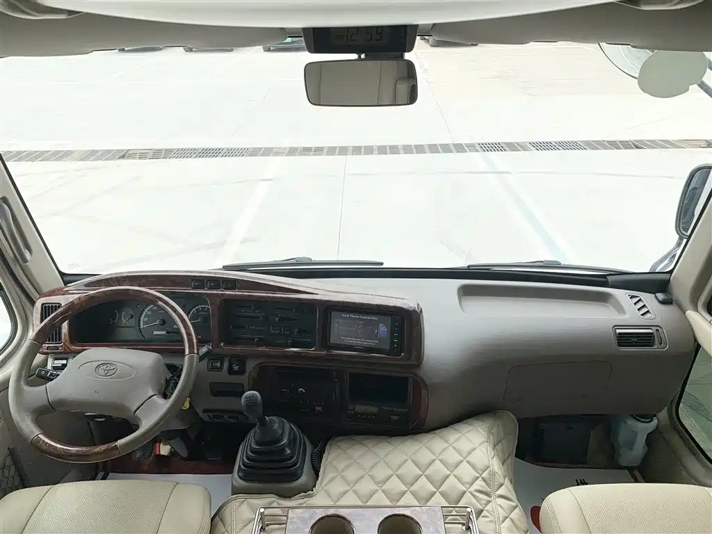 Toyota Coaster 2015