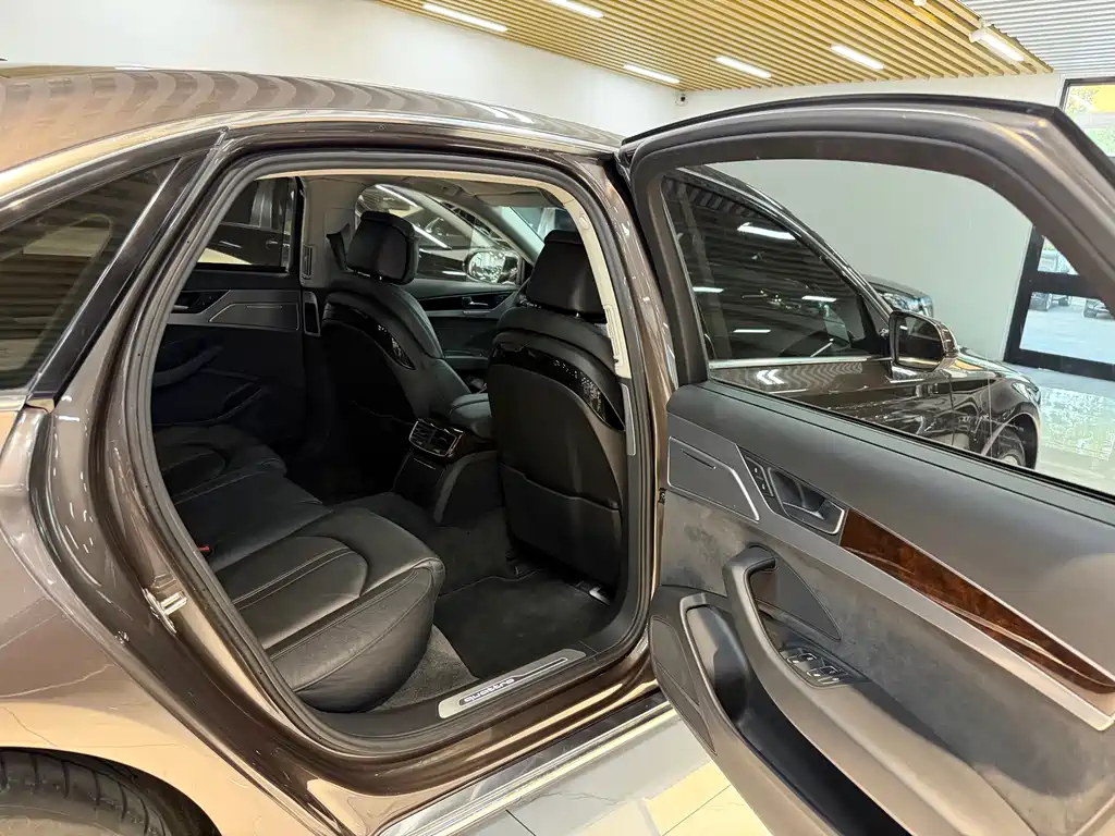Audi A8L 45 TFSI quattro Comfort Edition
