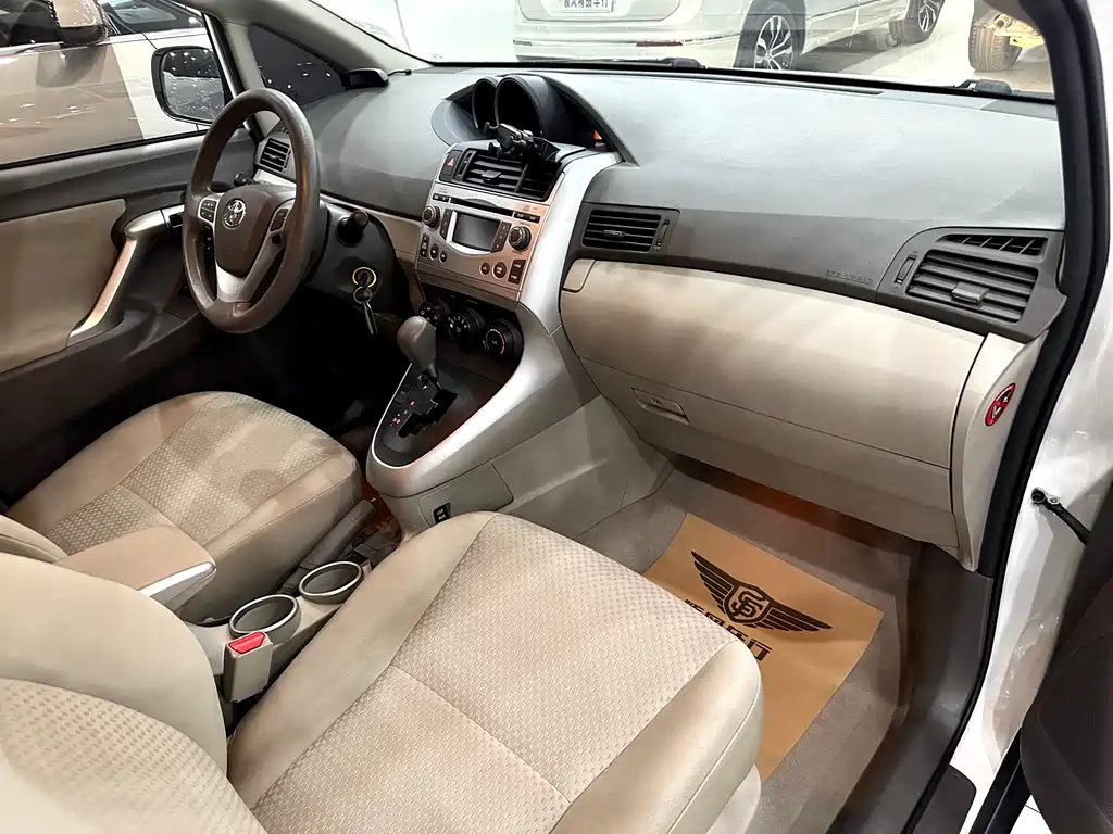 Yizhi 2015 180E CVT Crossover Edition