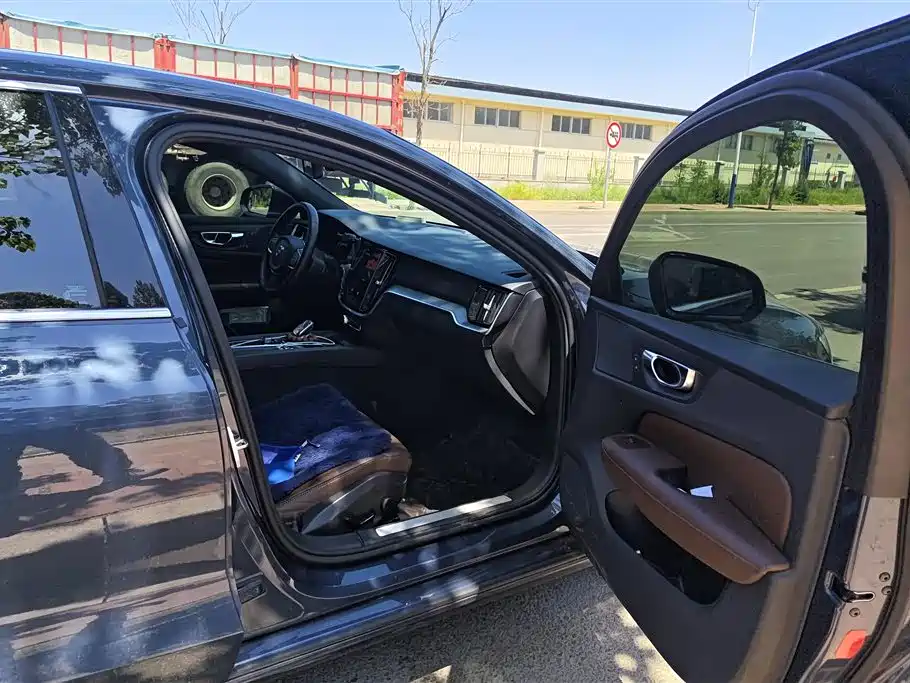 Volvo S60 2023 B4 Momentum