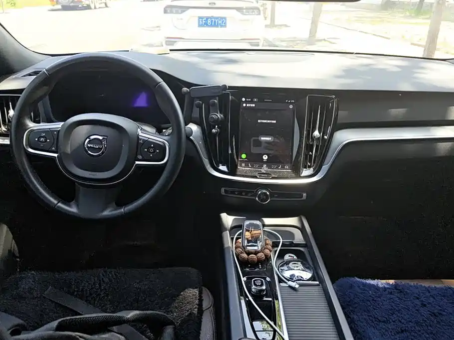 Volvo S60 2023 B4 Momentum