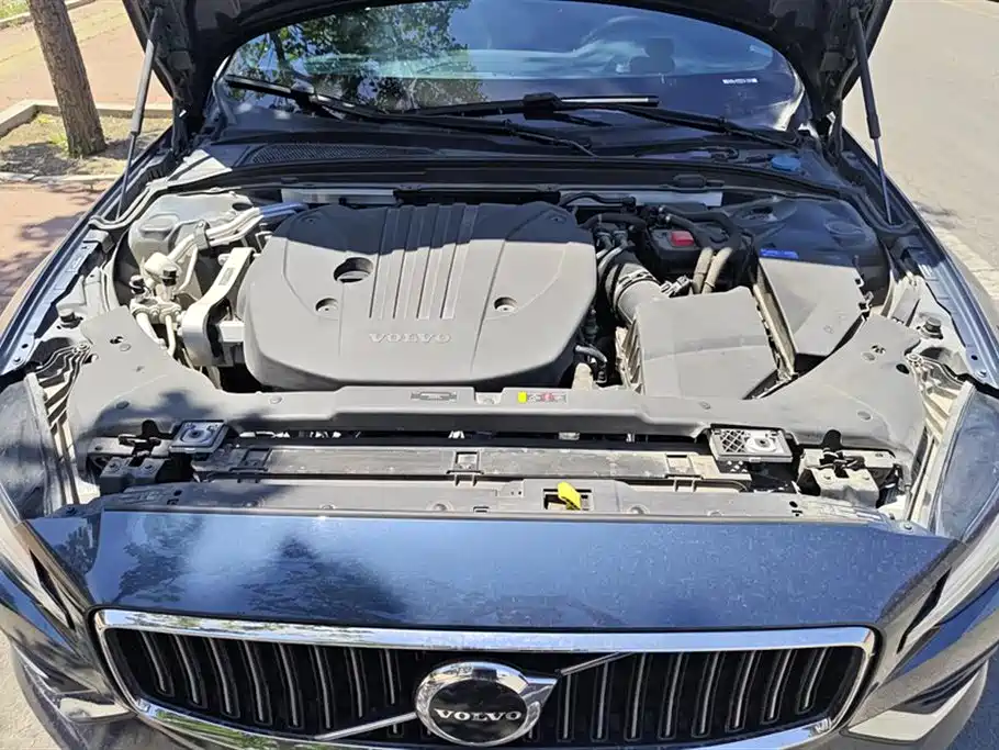 Volvo S60 2023 B4 Momentum