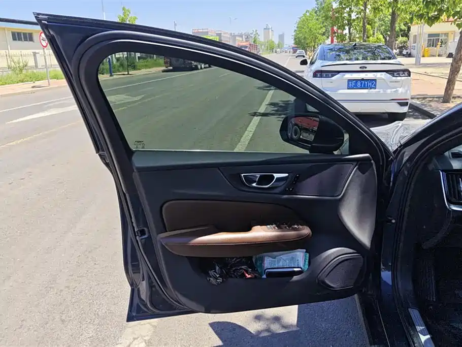 Volvo S60 2023 B4 Momentum