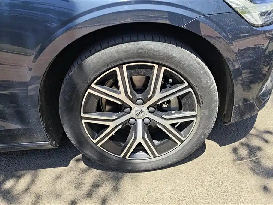 Volvo S60 2023 B4 Momentum