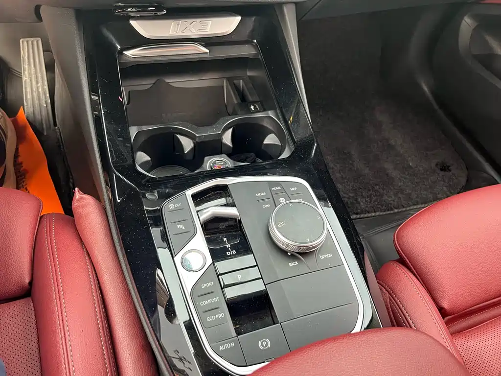 BMW iX3 2023 Leading Edition