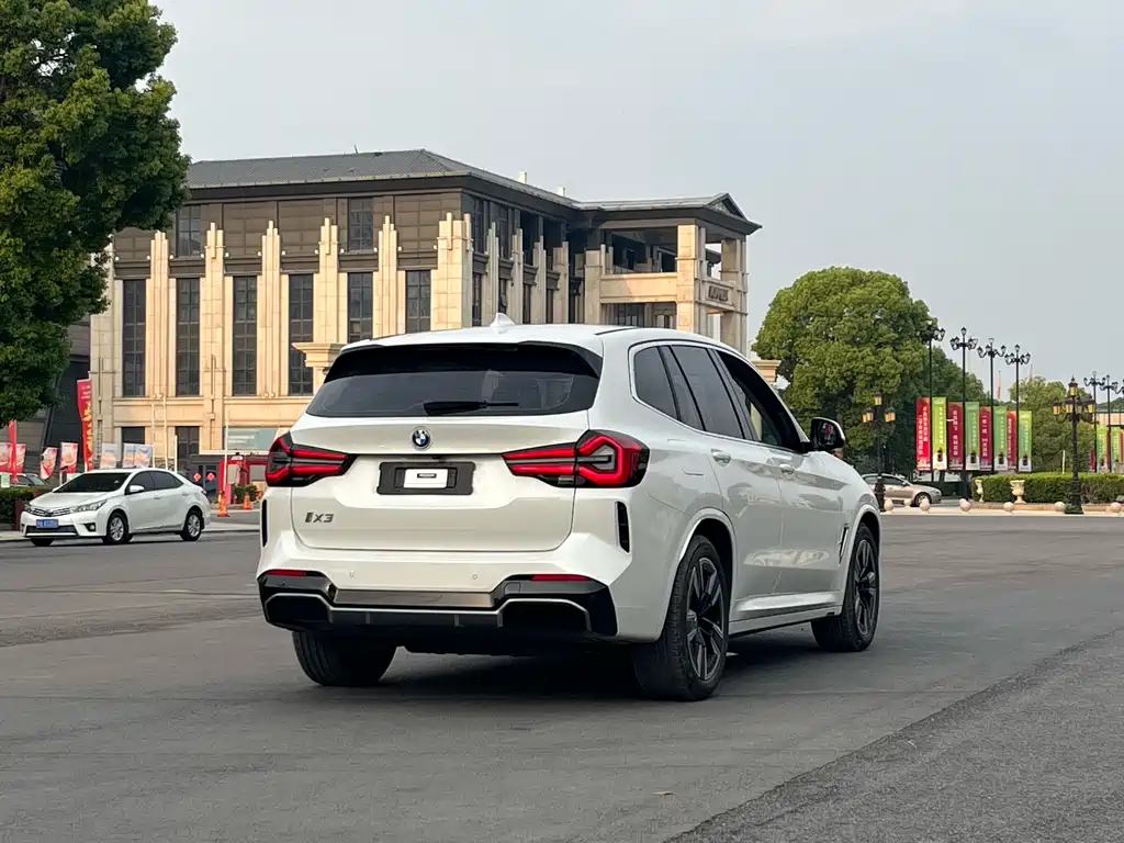 BMW iX3 2023 Leading Edition