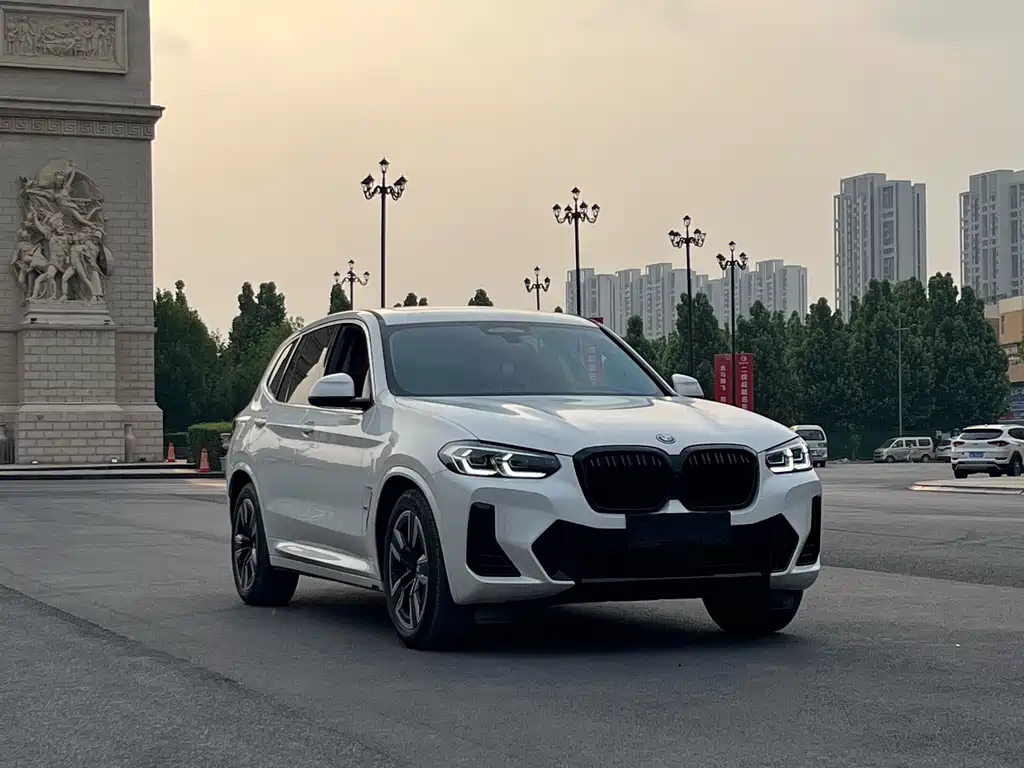 BMW iX3 2023 Leading Edition