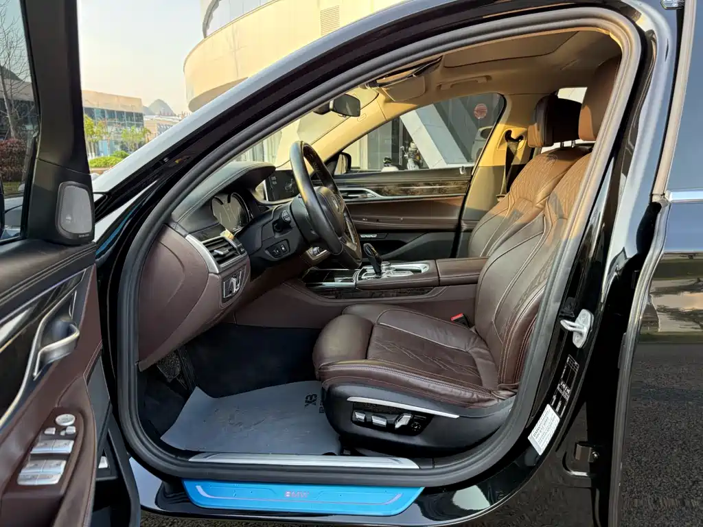 BMW 7 Series 2017 730Li Luxury - фото 4
