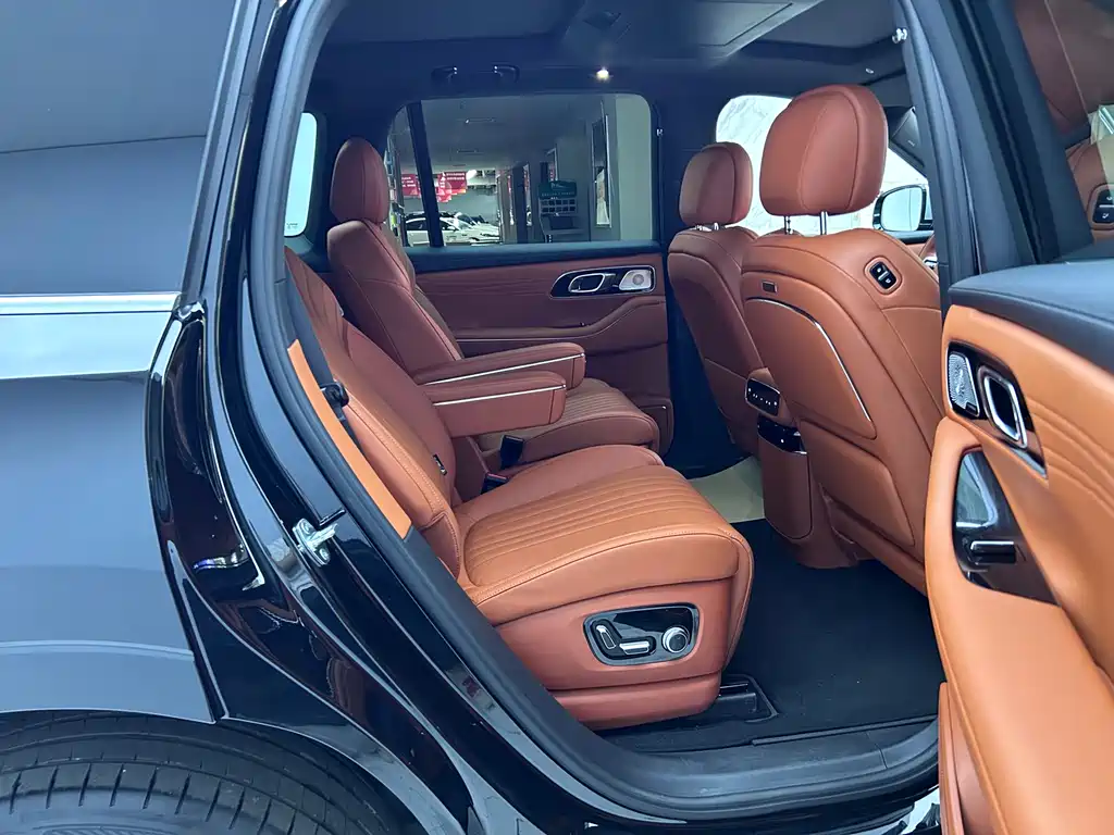 Galaxy M9 2025 210km AWD Navigator Edition