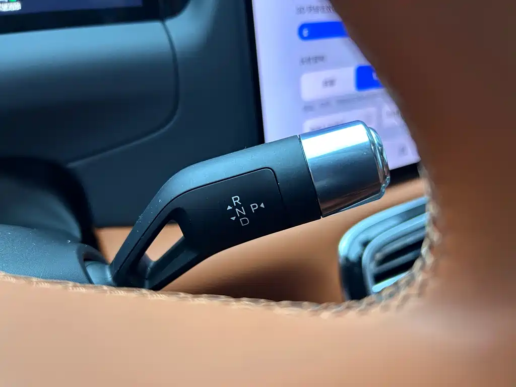 Galaxy M9 2025 210km AWD Navigator Edition