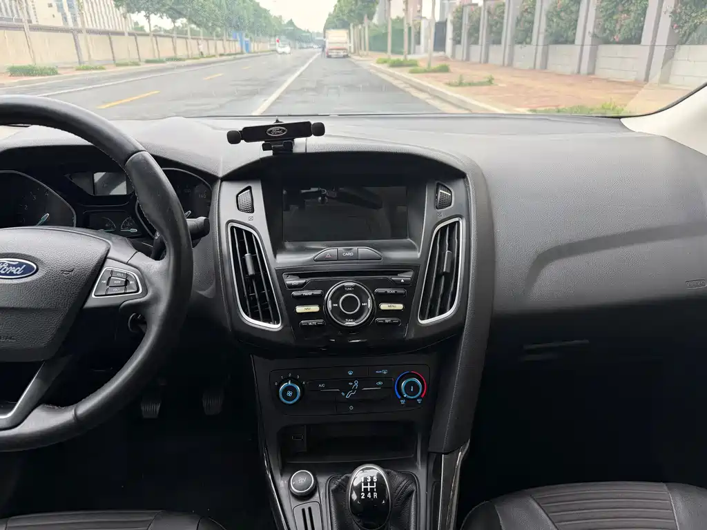 Ford Focus 2018 Sedan Classic 1.6L Manual Fashion Edition Smart Drive Version