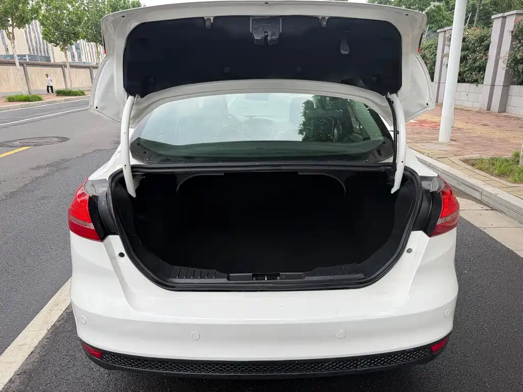 Ford Focus 2018 Sedan Classic 1.6L Manual Fashion Edition Smart Drive Version