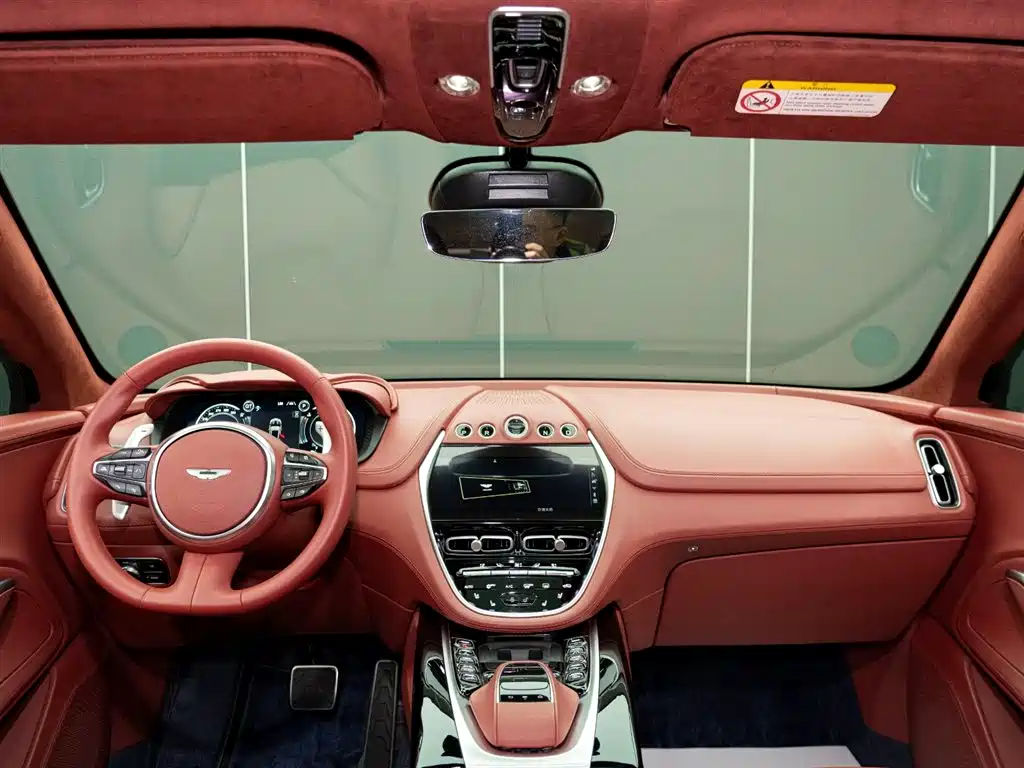 Aston Martin DBX 2023 3.0T STRAIGHT-SIX
