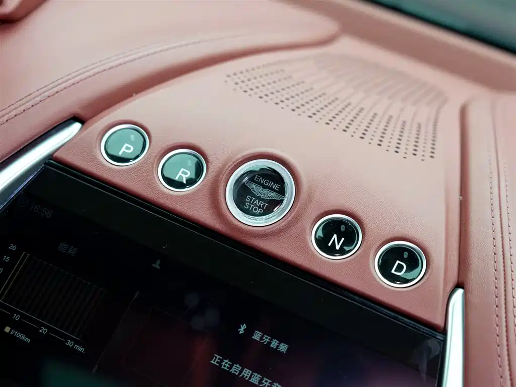 Aston Martin DBX 2023 3.0T STRAIGHT-SIX