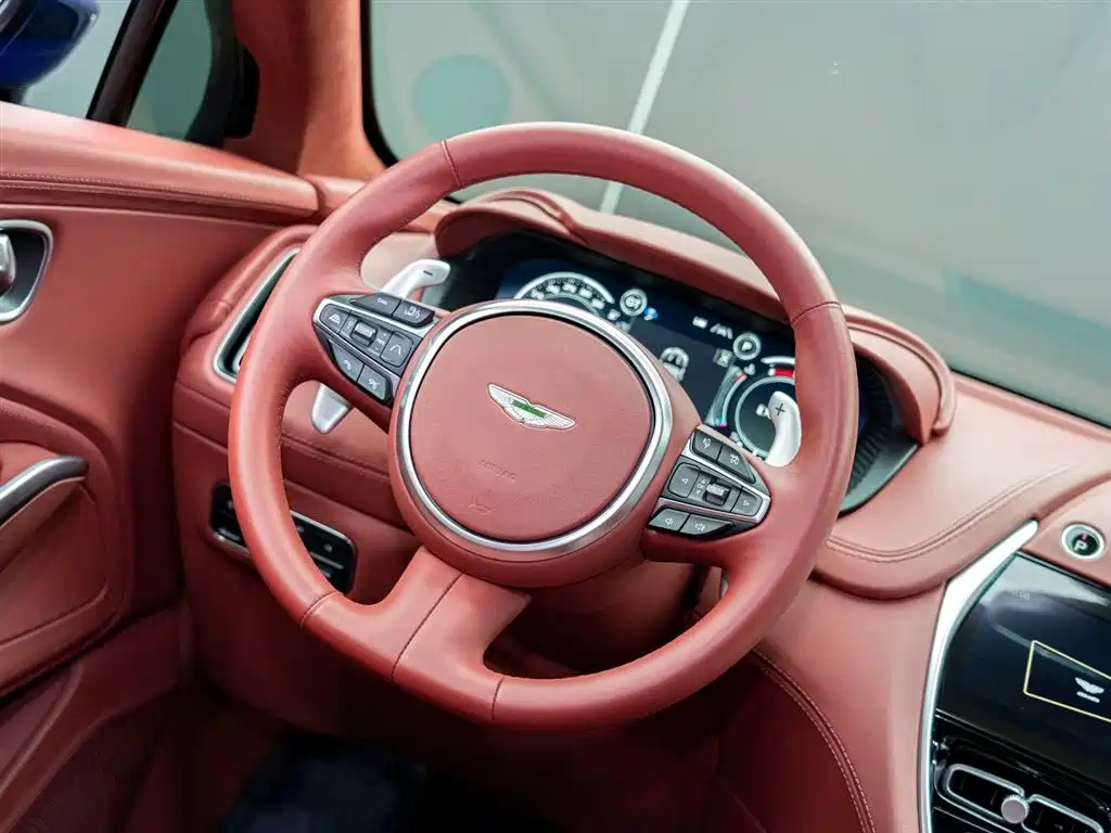 Aston Martin DBX 2023 3.0T STRAIGHT-SIX