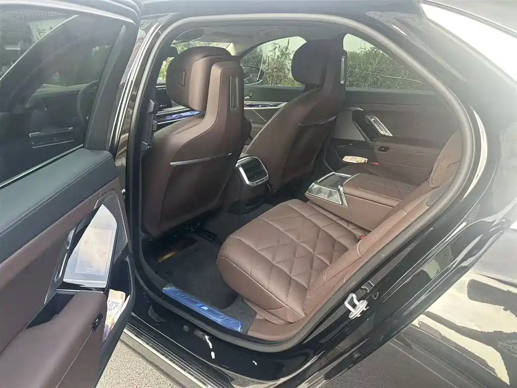 BMW 7 Series 2023 735Li M Sport Package