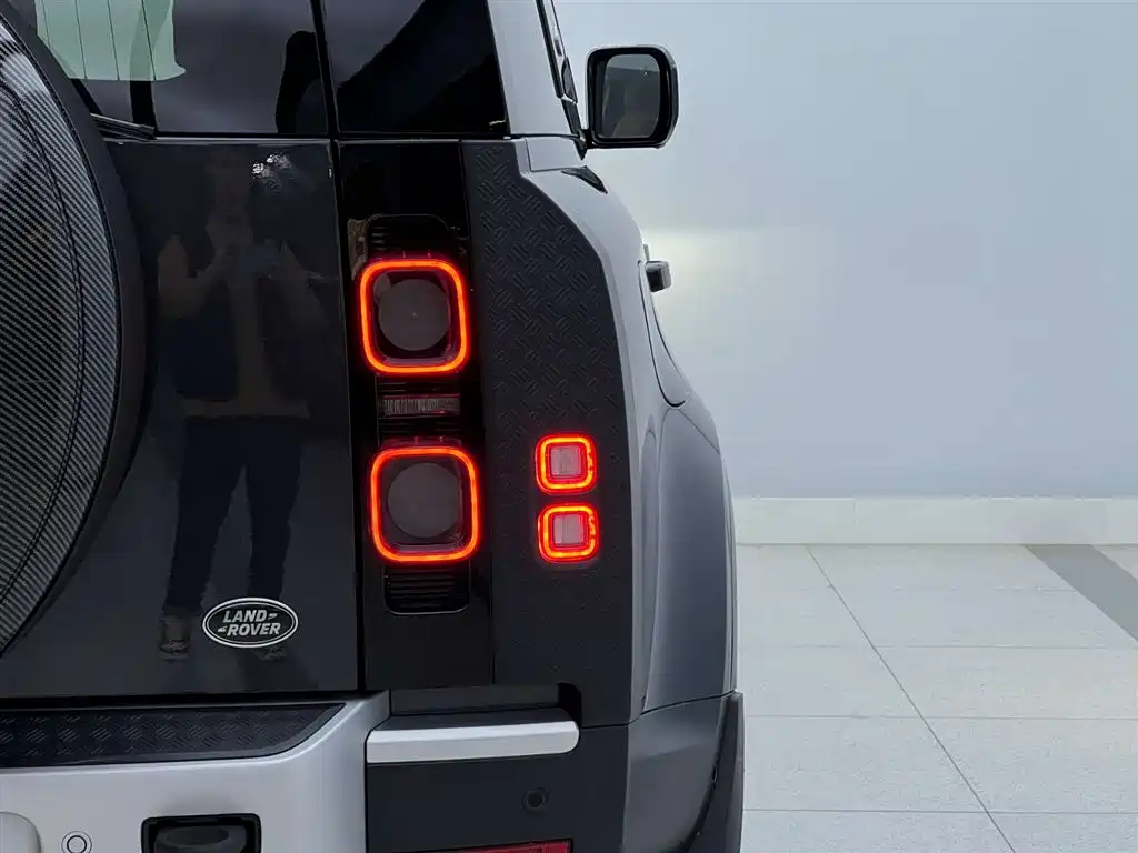 Land Rover Defender 2023 110 3.0T P400 Dark Edition
