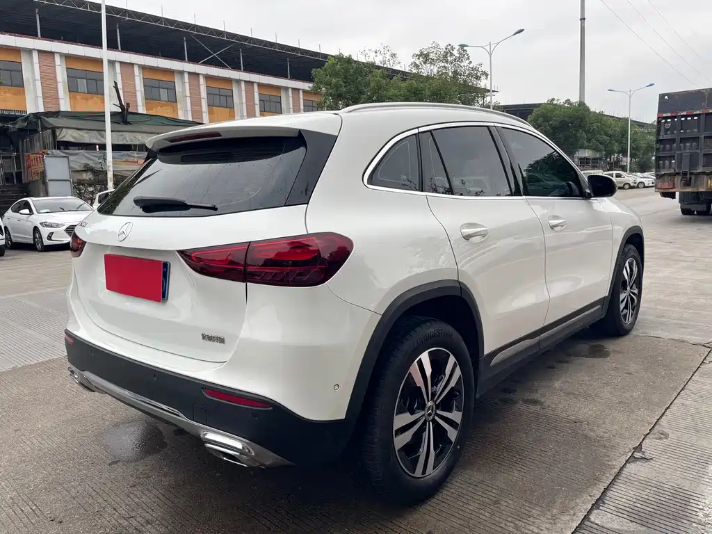Mercedes-Benz GLA 200 (2024)