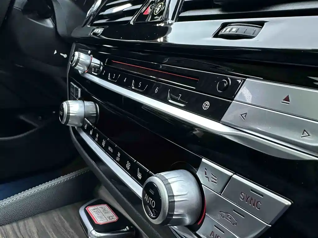 BMW 5 Series PHEV 2019 530Le Luxury Package