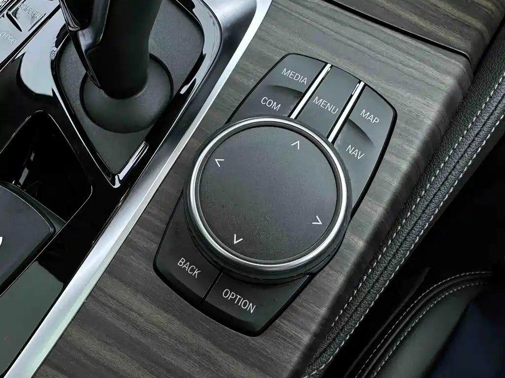 BMW 5 Series PHEV 2019 530Le Luxury Package