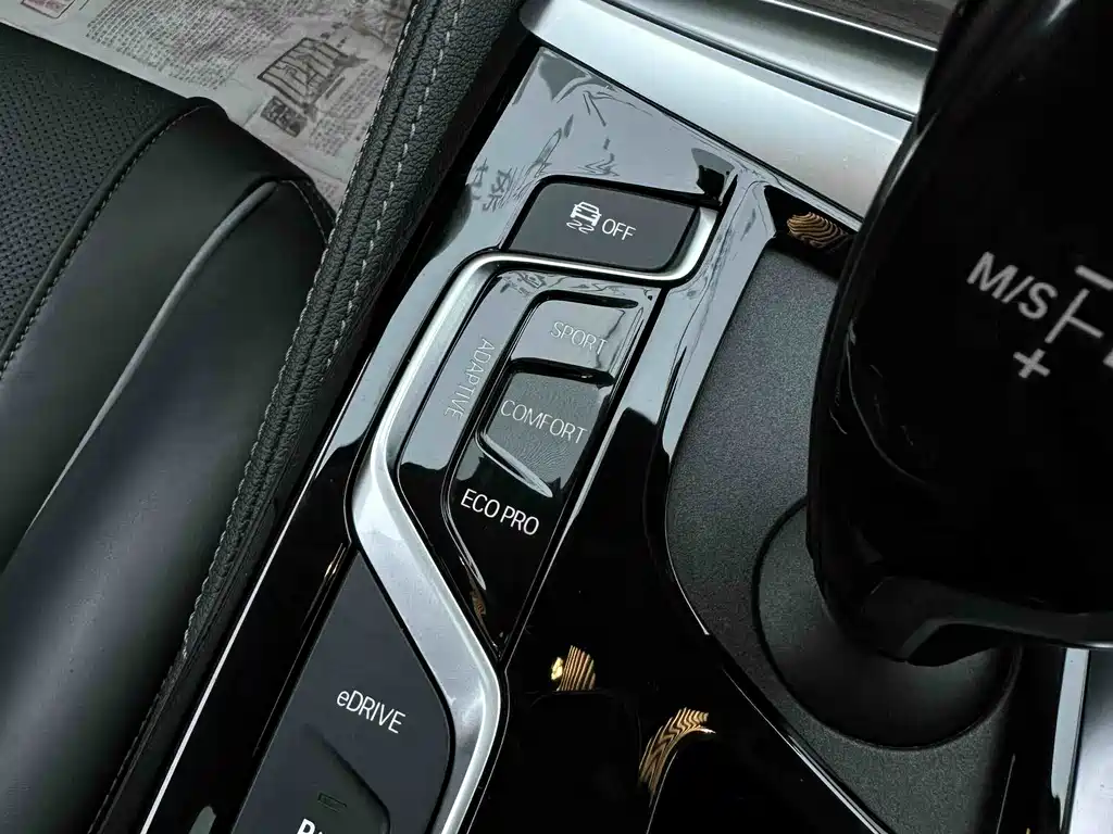 BMW 5 Series PHEV 2019 530Le Luxury Package