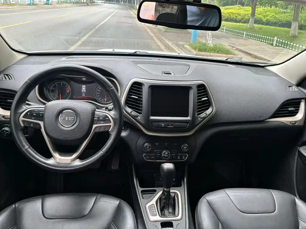 Jeep Cherokee 2016 2.0L Superior Edition