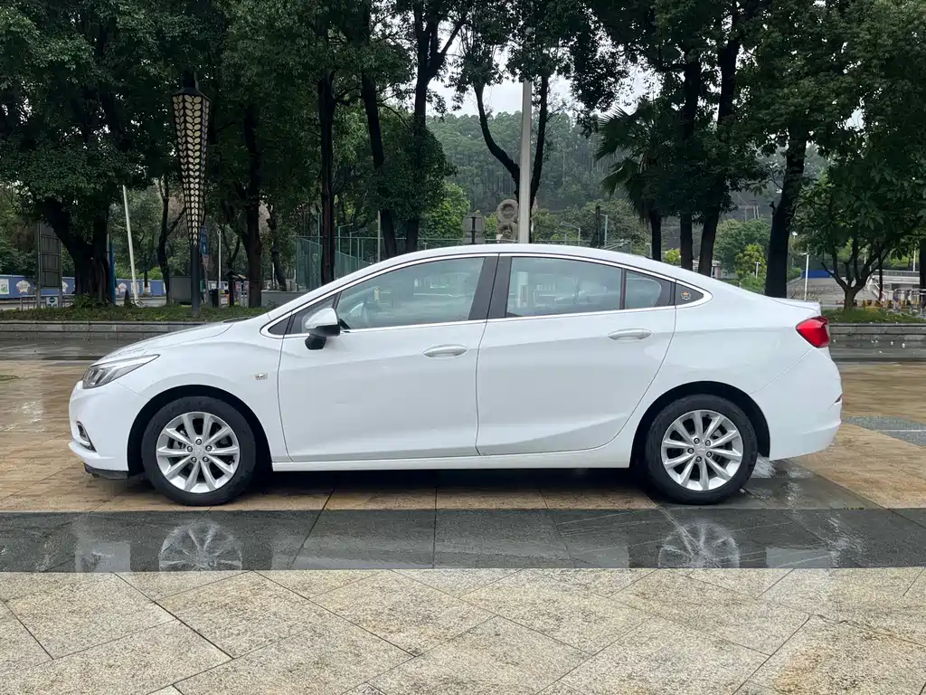Chevrolet Cruze 2017 1.5L Auto Pioneer Sunroof Edition