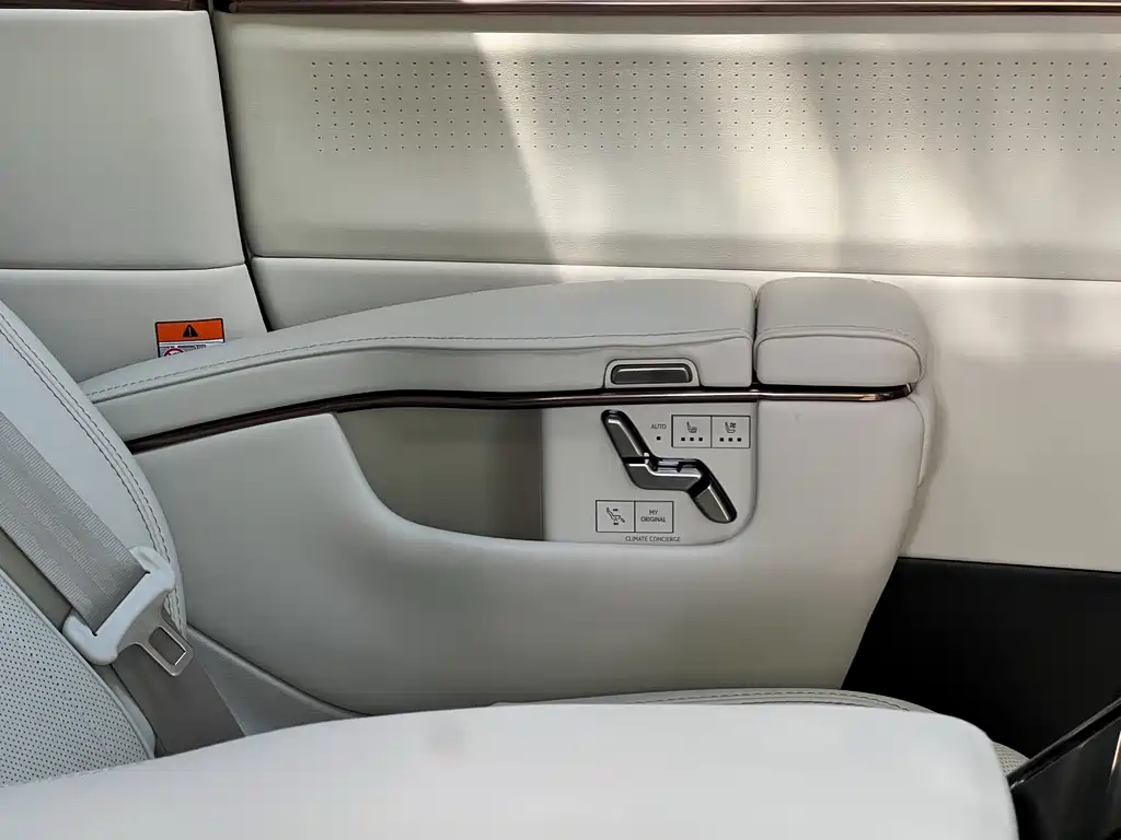 Lexus LM 500h 6-Seater Supreme Edition