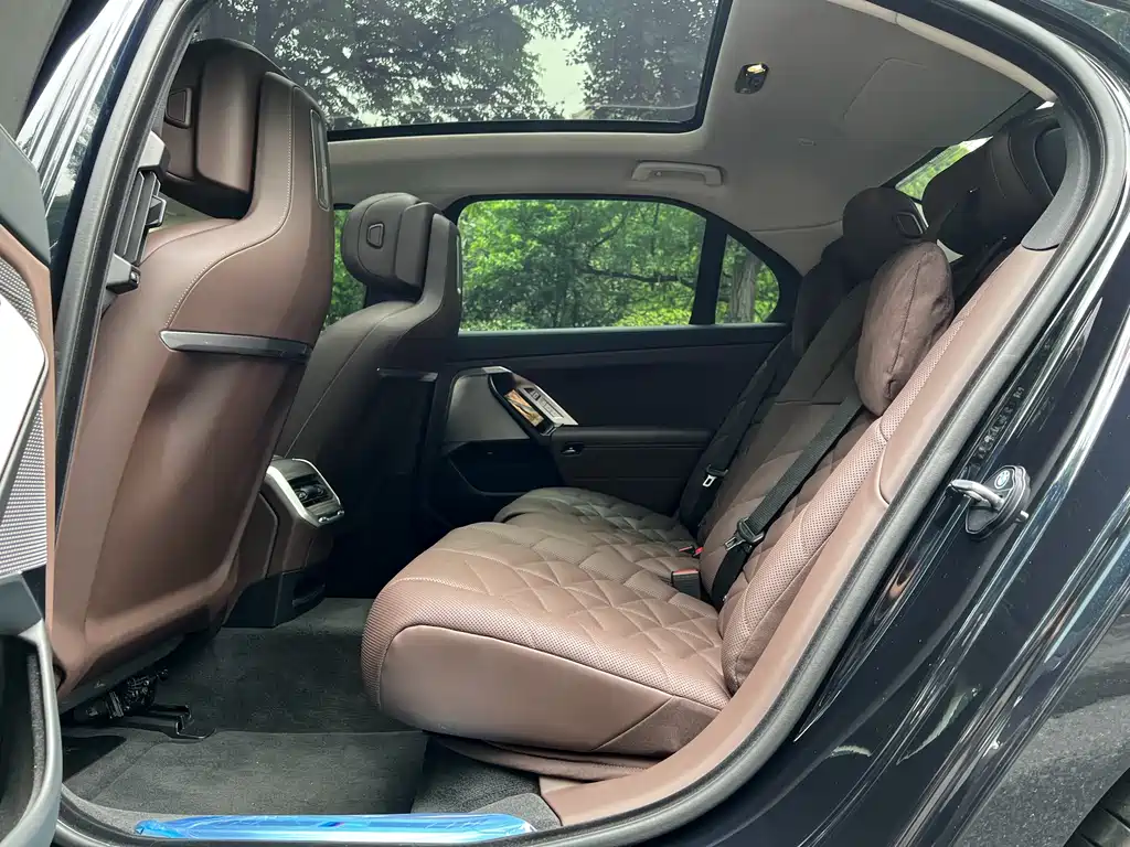 BMW 7 Series 2023 735Li M Sport Package