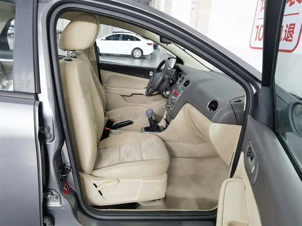 Ford Focus 2013 Sedan Classic 1.8L Manual Base