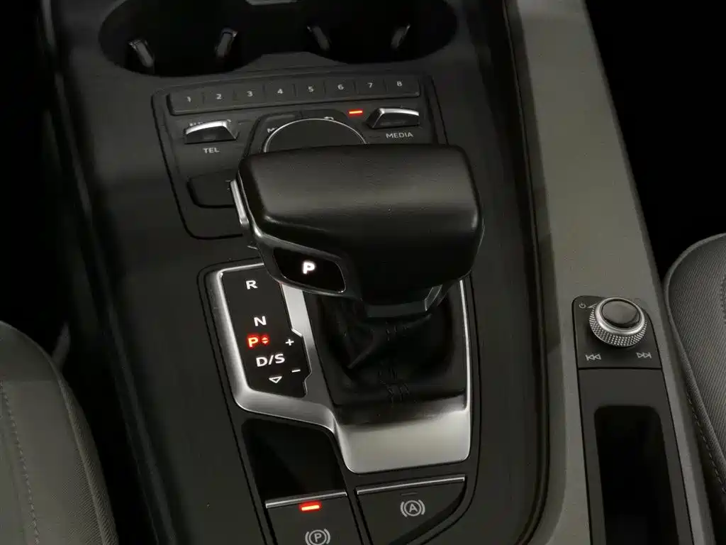 Audi A4L 2018 30th Anniversary Edition 40 TFSI Entry