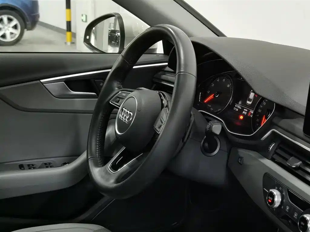 Audi A4L 2018 30th Anniversary Edition 40 TFSI Entry