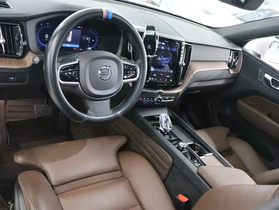 Volvo XC60 2023 B5 AWD Momentum
