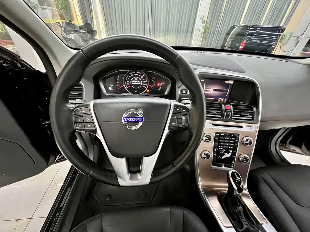 Volvo XC60 2017 T5 AWD Momentum Plus