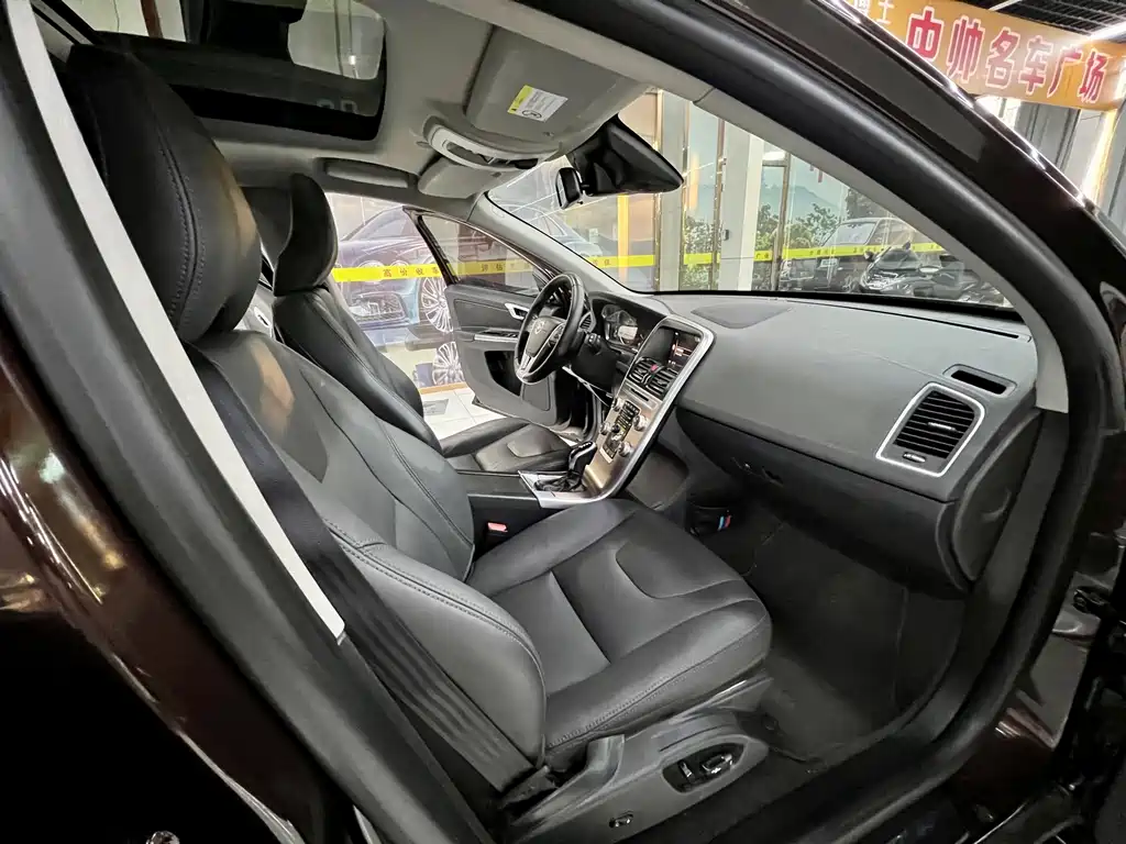 Volvo XC60 2017 T5 AWD Momentum Plus