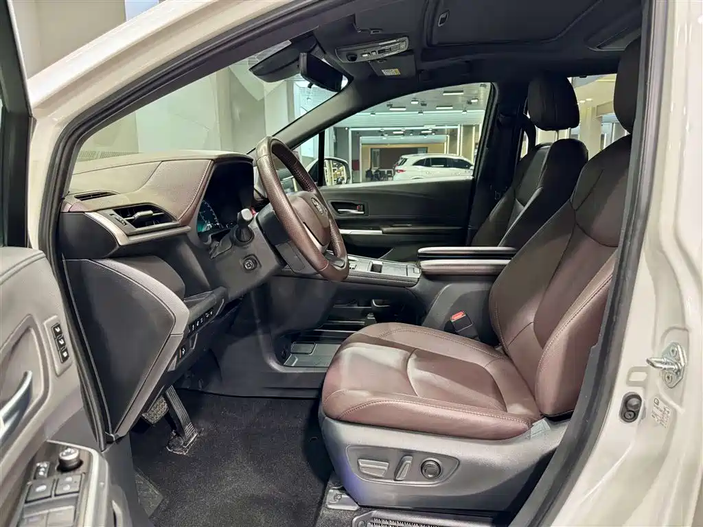 Toyota Sienna 2023 2.5L Hybrid Platinum Edition
