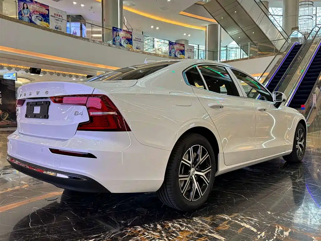 Volvo S60 2026 B4