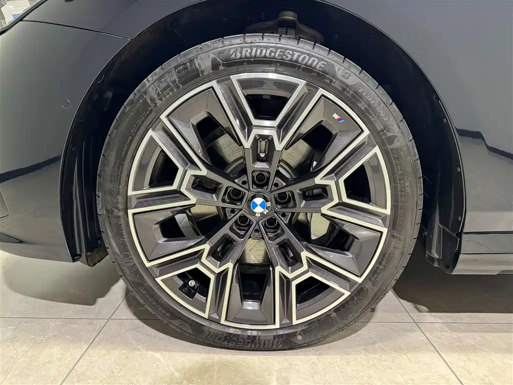 BMW 5 Series 2025 530Li Exclusive M Sport Package - фото 10