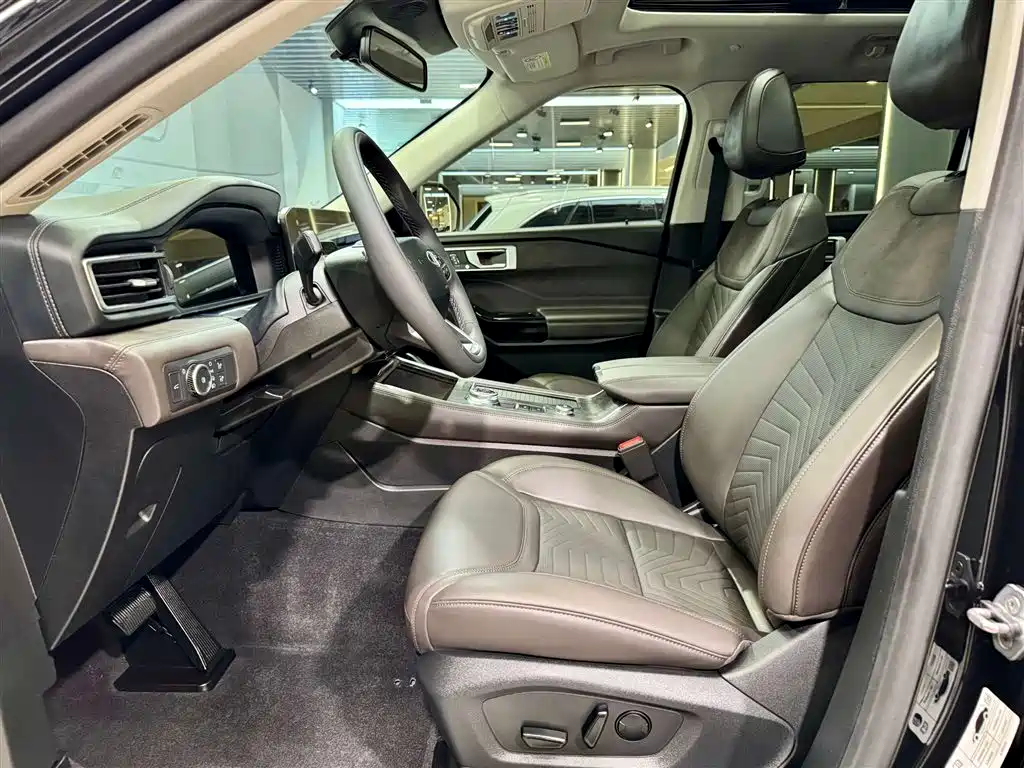2024 Ford Explorer 2.3T EcoBoost 4WD Titanium Edition 7-Seater