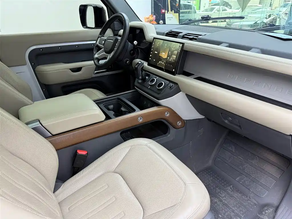 Land Rover Defender 2022 90 2.0T P300