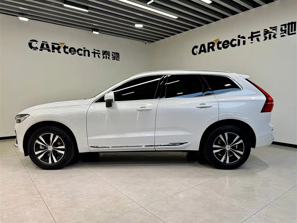 Volvo XC60 2025 B5 AWD Momentum Luxury Edition