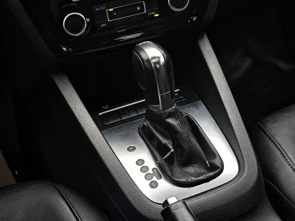 Volkswagen Sagitar 2012 1.4TSI Automatic Luxury Edition